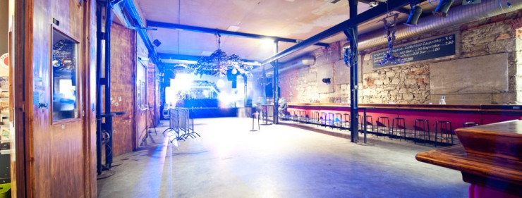 Alte Fabriksmauern mit neuem Leben