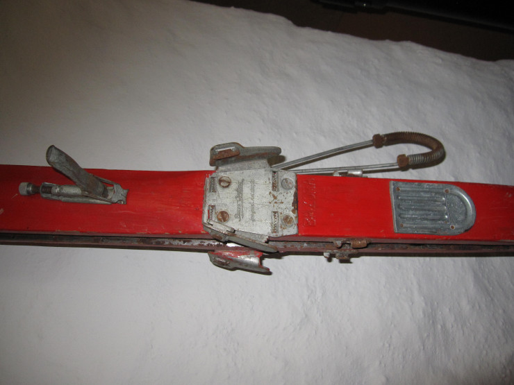 Ski mit dem Aufdruck Bazora